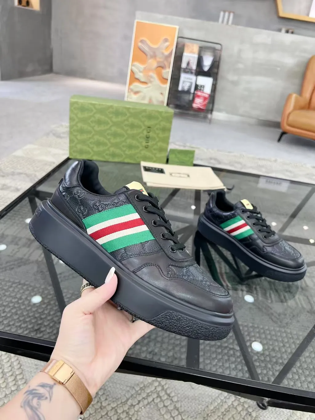 P460 new men's shoes GUCCI] latest shoes shipped. Original quality, fashionable, made of special materials, sheepskin lining, brand new packaging. The foot feels super comfortable and the workmanship is impeccable. Size: 38-45
